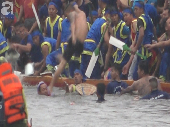 Thuỷ chiến ngay trên sông trong lễ hội đua thuyền làng Đăm